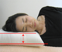 ストレートネックの人横向き寝での枕の高さ
