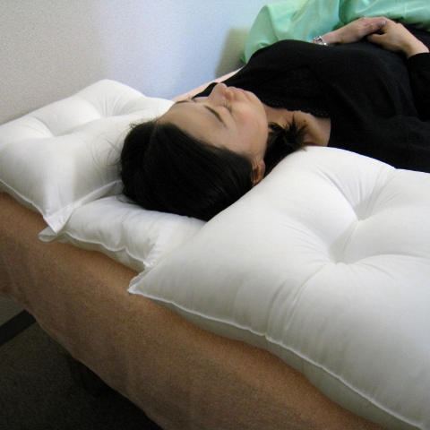 ストレートネックの人のための 横向き寝が楽なロング枕