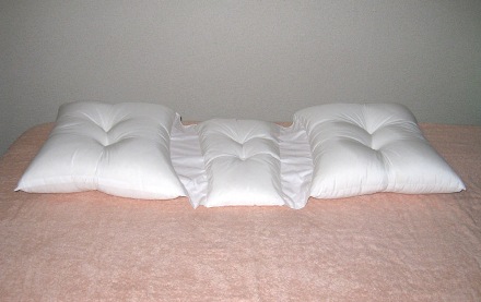 マチを広げると、３つの枕が連結している構造が分かります